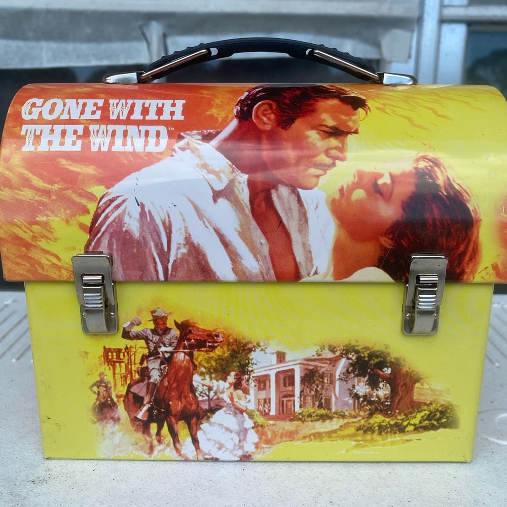 🎄Vintage Gone With The Wind Salt & Pepper set. Tin lunch box shape.🎄